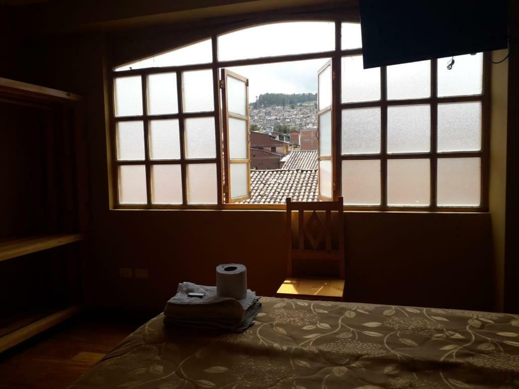 Habitación con cama grande